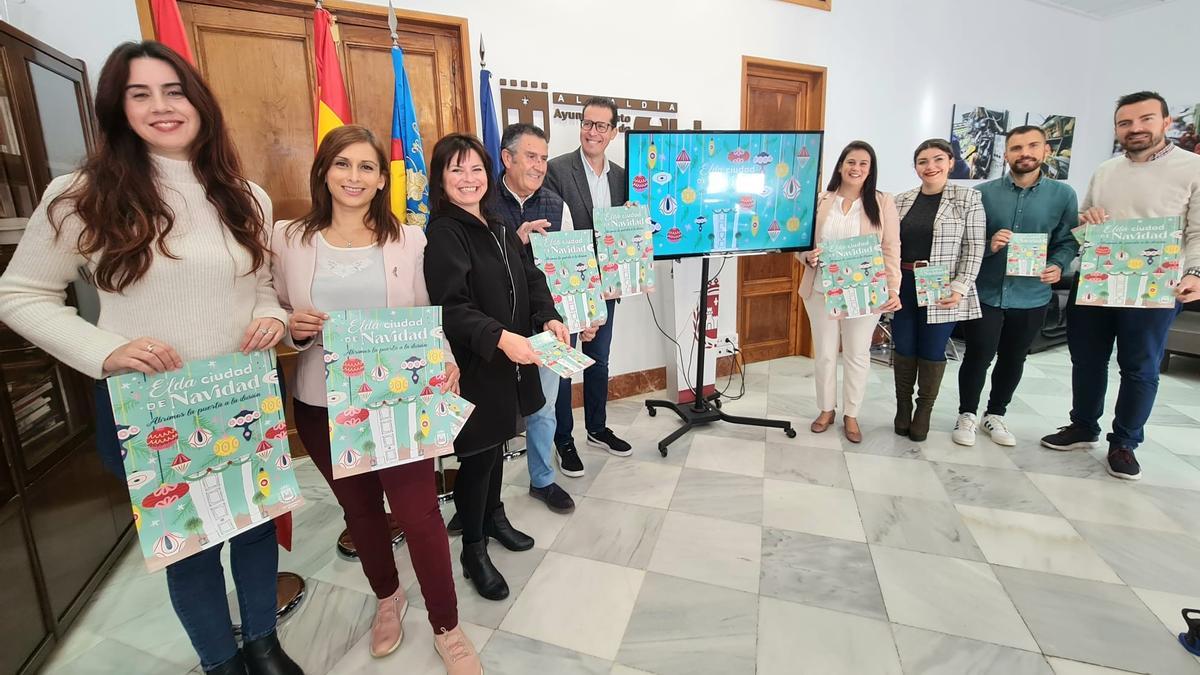 El alcalde Rubén Alfaro con ocho concejales del equipo de gobierno presentando la programación de la Navidad en Elda.