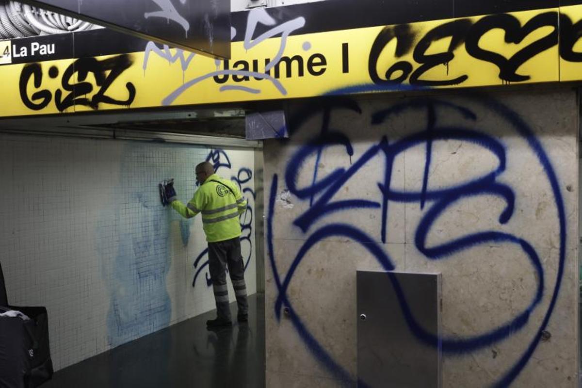 Así ha quedado la estación de metro de Jaume I después del acto vandálico