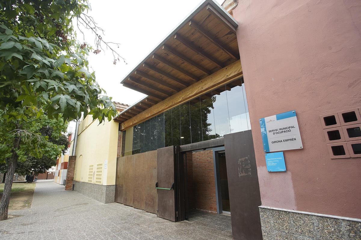 Entrada al Servei Municipal d'Ocupació, al barri de Sant Narcís.