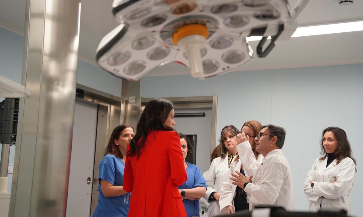 La consejera, con profesionales sanitarios, en el nuevo quirófano de Traumatología.