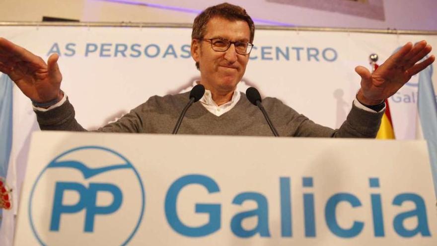 Un Núñez Feijóo sonriente pide calma a su junta directiva, que le aclama, ayer, tras anunciar su candidatura a la Xunta. // O. Corral