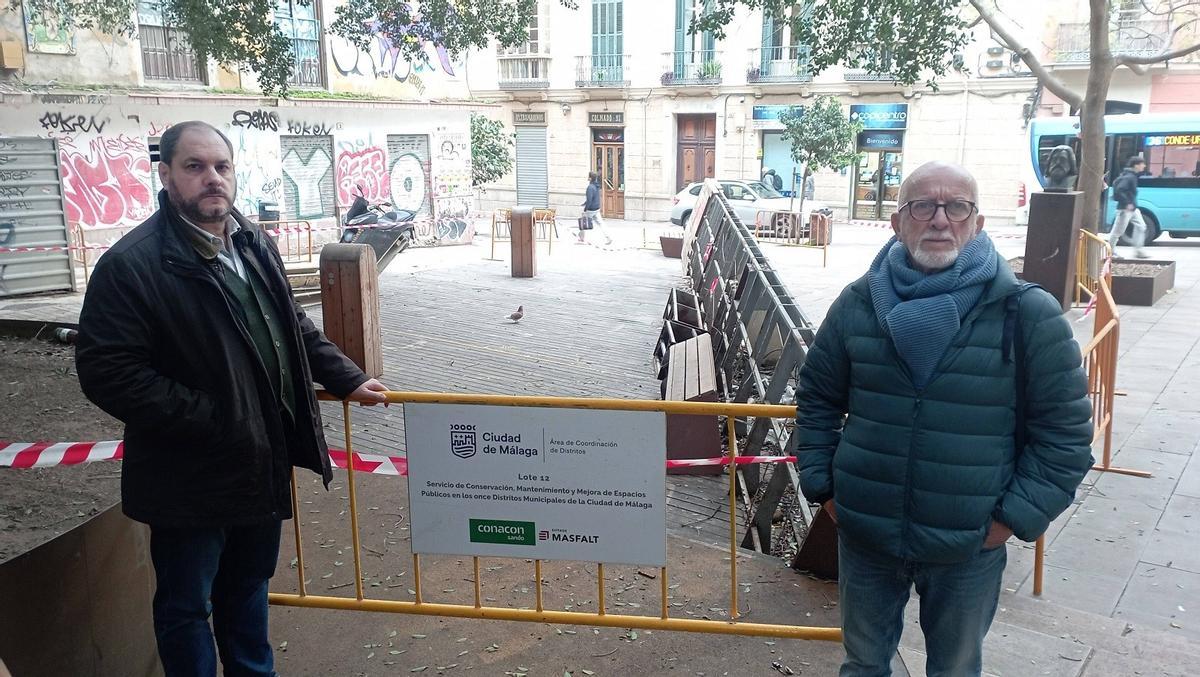 El presidente Carlos Carrera y el dirigente vecinal Joaquín Navas, en la plaza de San Pedro Alcántara.