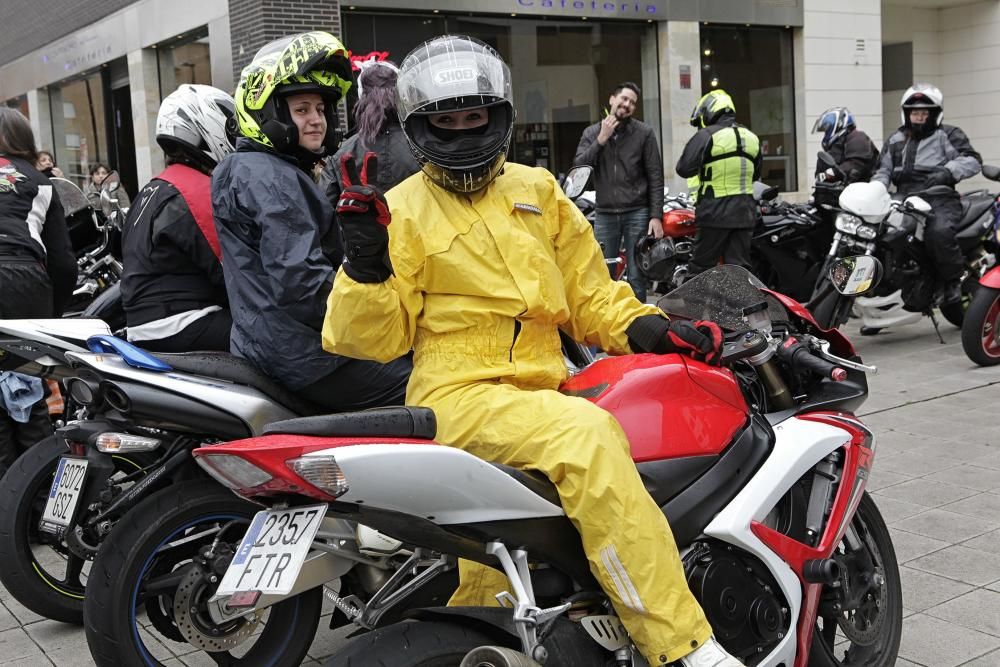 "Motocomadres". Un grupo de moteras celebra las Comadres en una ruta de moto