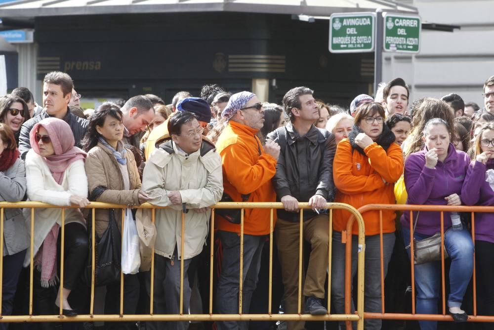 Ambientazo en la mascletà del día de la Crida