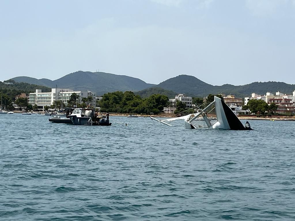 Se hunde en Ibiza un catamarán de 16 metros