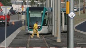 Un tranvía de la línea T3, a su llegada a la parada de Sant Feliu de Llobregat. Fin de trayecto, por ahora