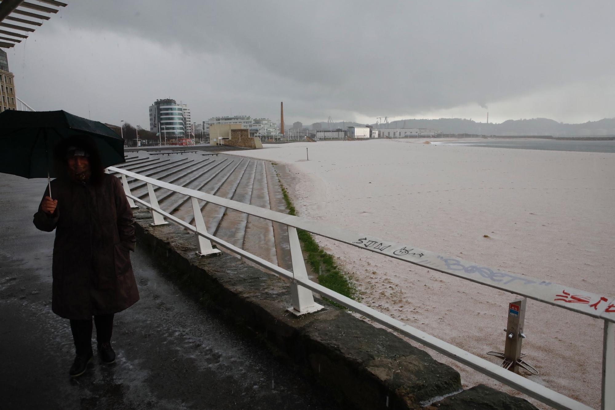 Las imágenes que deja el temporal en Gijón.