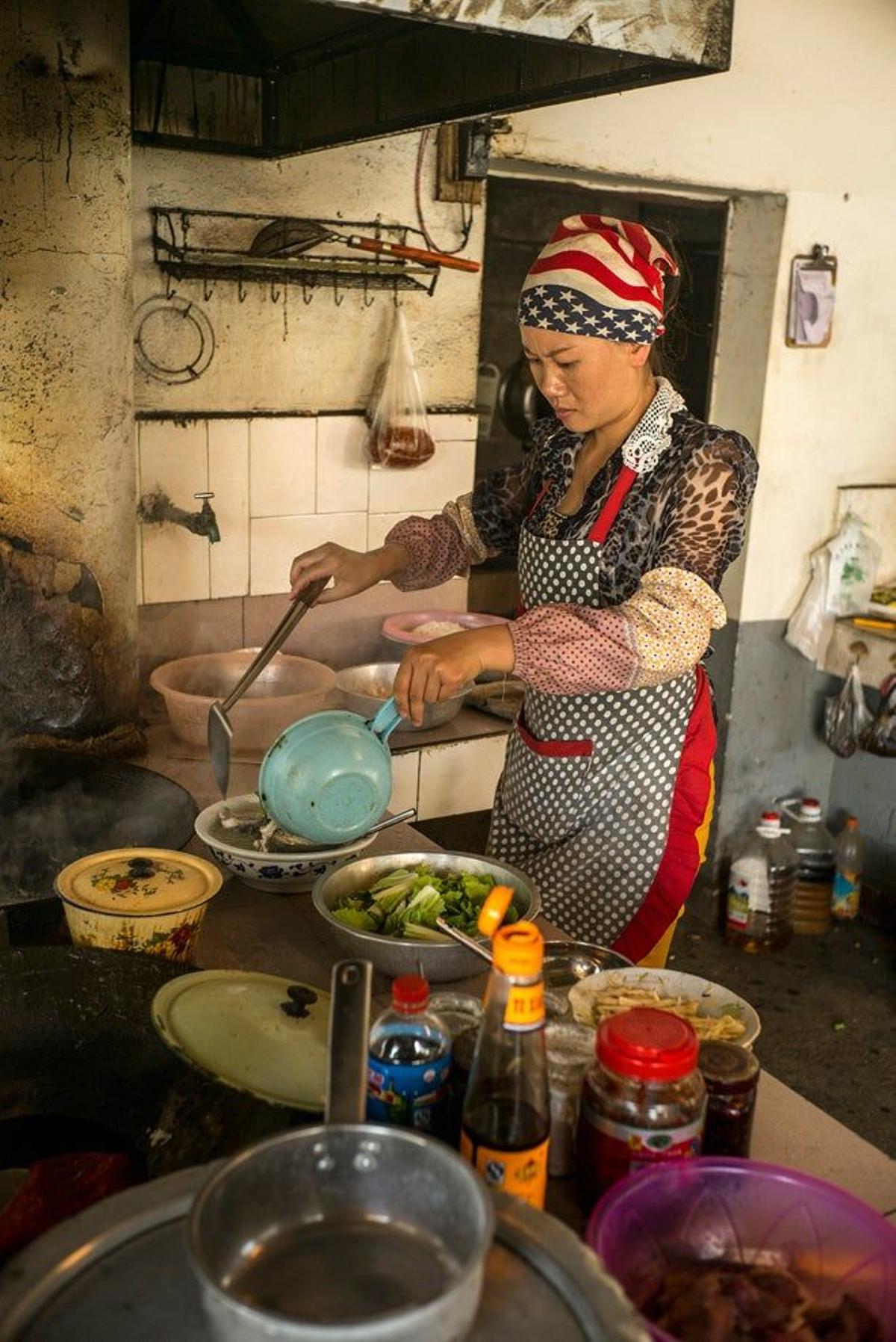 Mujer cocinando en la provincia de Yunnan.