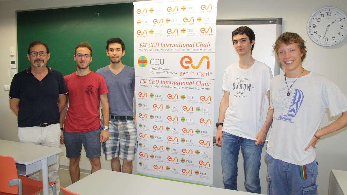 Alumnos franceses que realizaron una estancia de investigación en el CEU de Elche junto al director de la Cátedra, Antonio Falcó.