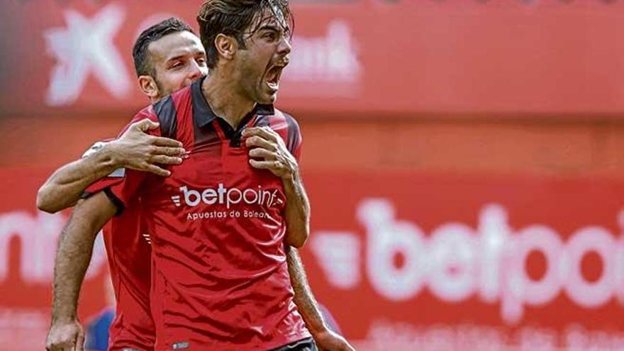 Abdón celebra el primer gol al Valencia Mestalla.