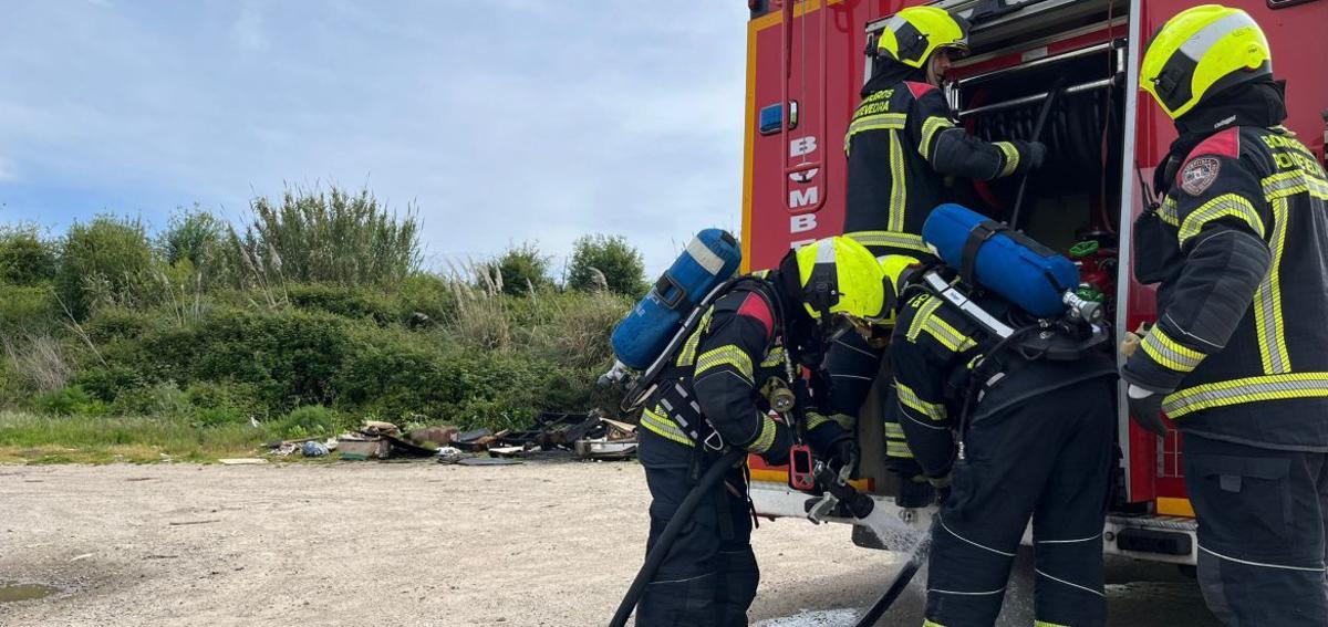 Los Bomberos sofocan un fuego en el aparcamiento de tierra de Mollavao  | FDV