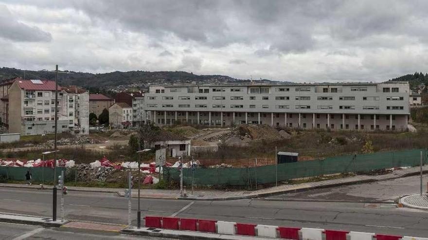 La urbanización paralizada, en As Lagoas. En el recuadro: en blanco espacio para garajes, en verde la cesión a la ciudad. // Brais Lorenzo