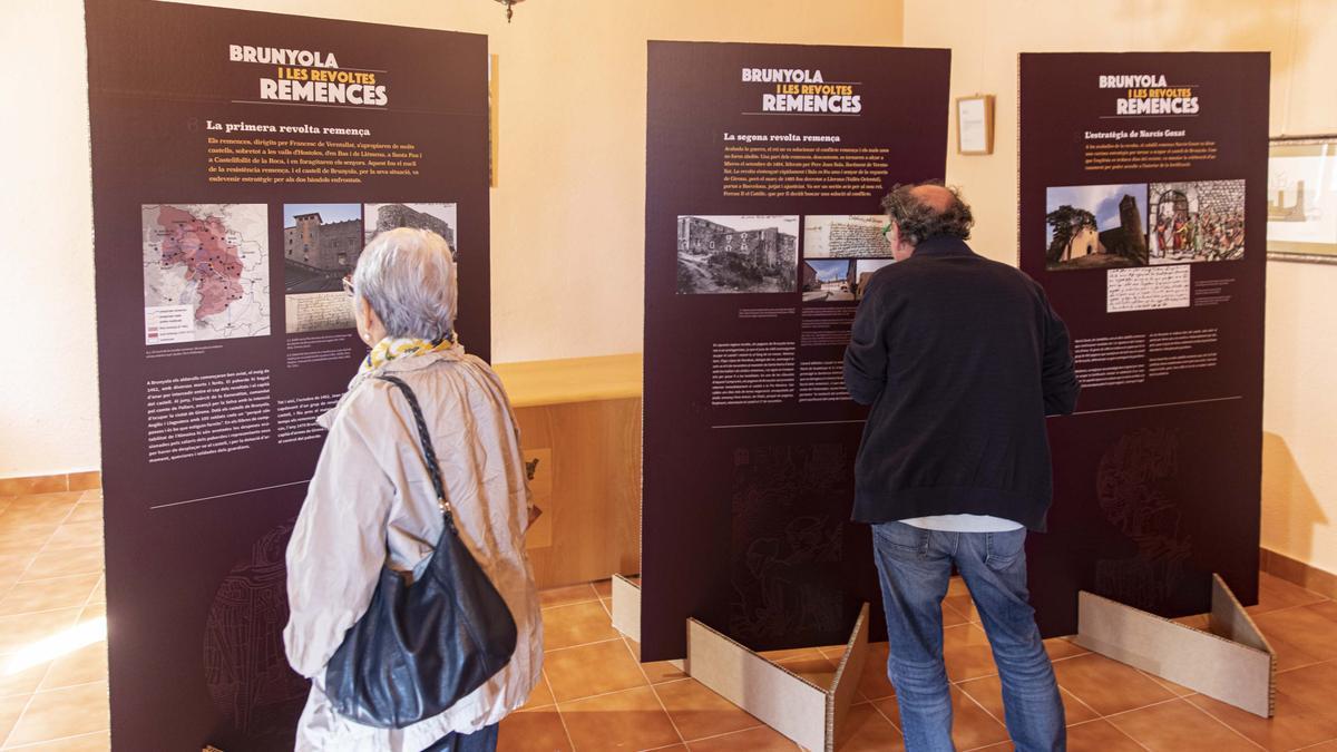 Visitants mirant l’exposició, el dia de la inauguració, a l&#039;Ajuntament.