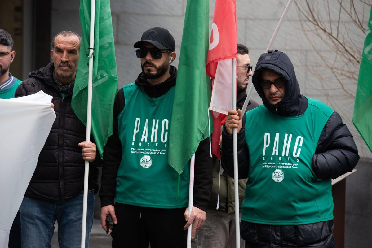 Membres de la PAHC Bages durant una roda de premsa