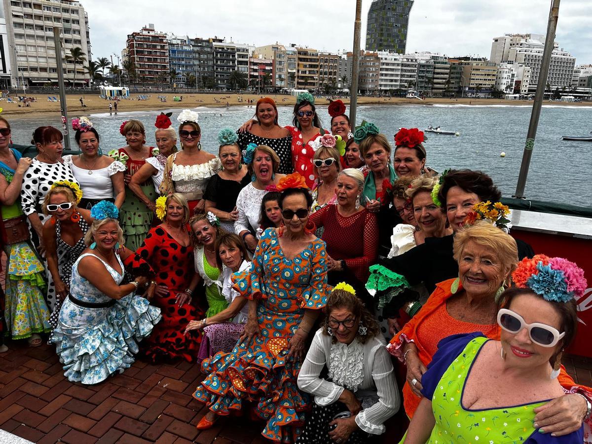 Participantes de la Feria de Abril del Real Club Victoria, en la playa de Las Canteras.