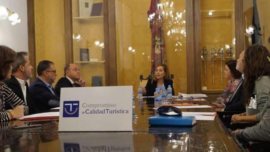 Orihuela propone distinguir a 58 empresas por su calidad