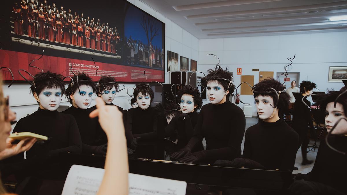 VÍDEO | Así ensaya la Escolanía de Los Palacios la ópera 'El sueño de una noche de verano' en el Teatro de la Maestranza