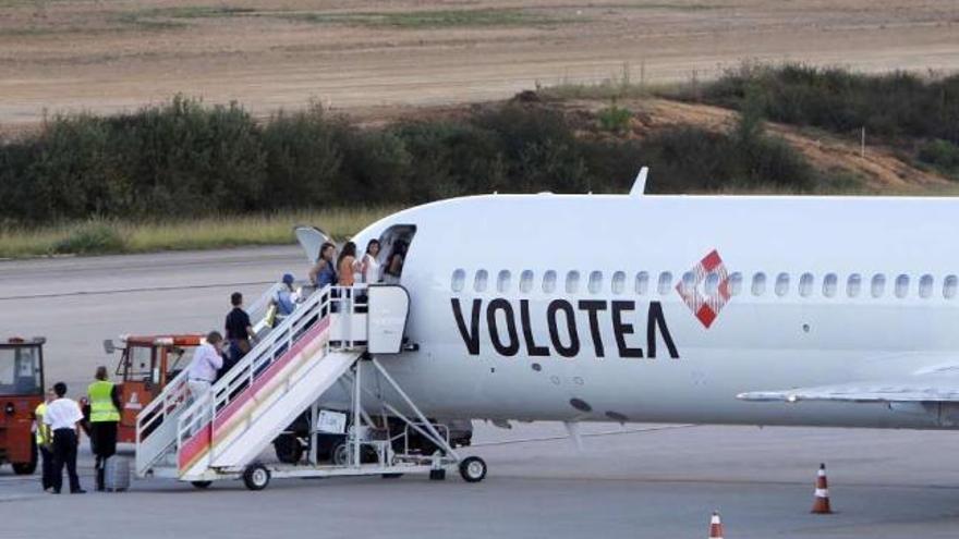 Pasajeros suben a un avión de Volotea rumbo a Ibiza el pasado verano en Peinador.  // José Lores