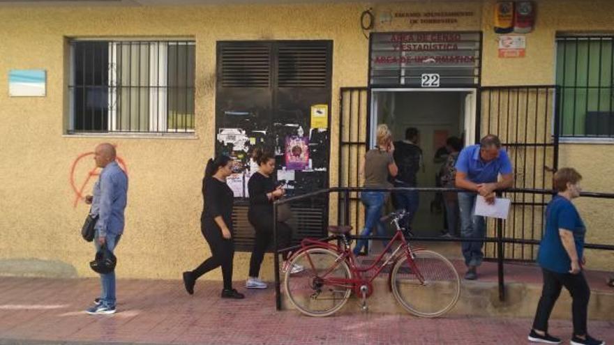 Imagen del acceso a la oficina de censo y estadística, ayer en el centro de Torrevieja.