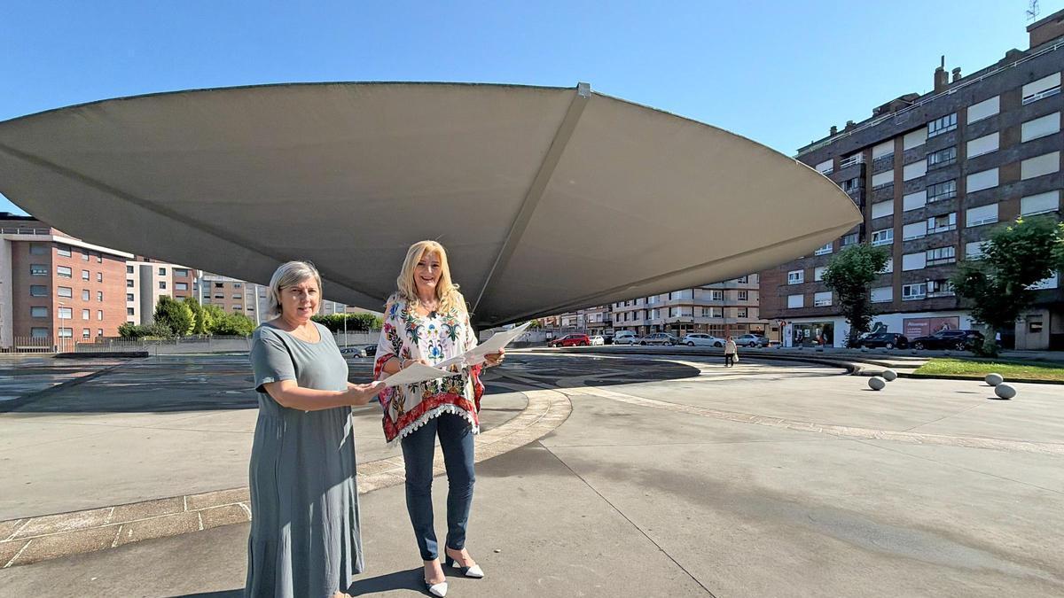 Por la izquierda, Isabel González, directora de la Fundación Municipal de Cultura, y la edil Aurora Cienfuegos, en el Paraguas