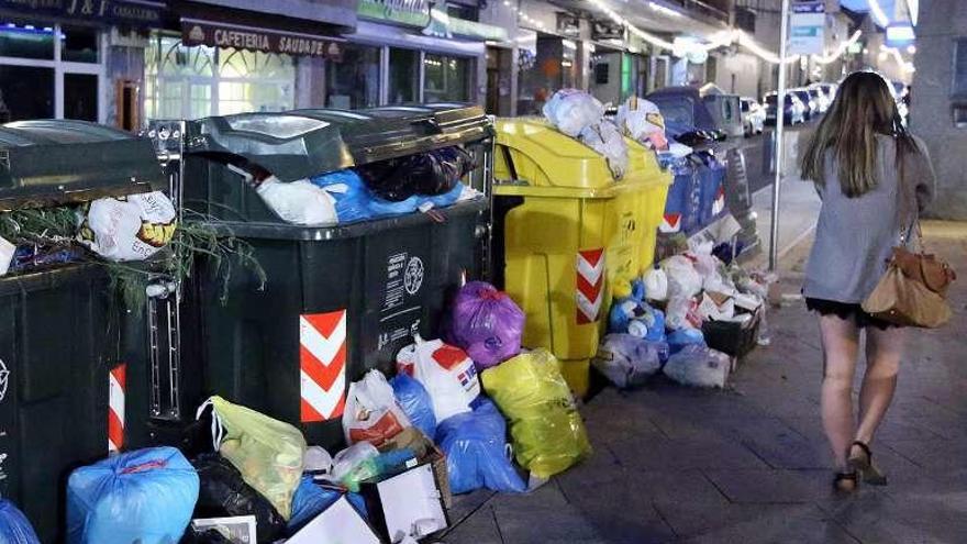 Una calle con basura fuera de los contenedores, ayer. // A. Hernández