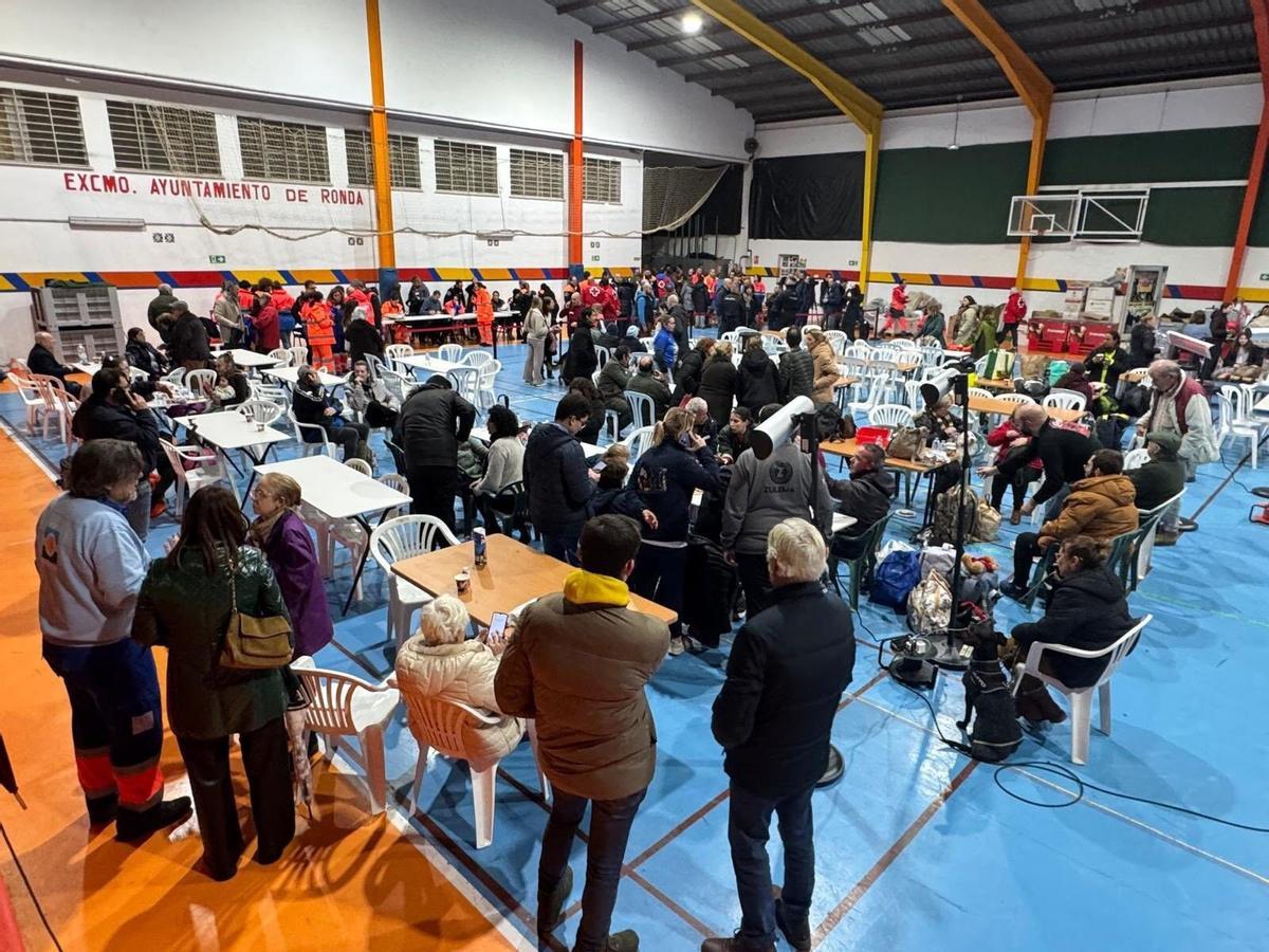 06/02/2026 Vecinos de Grazalema en el El Pabellón El Fuerte de Ronda, donde fueron recepcionados el jueves tras abandonar su pueblo por los efectos del temporal. POLITICA AYUNTAMIENTO DE RONDA