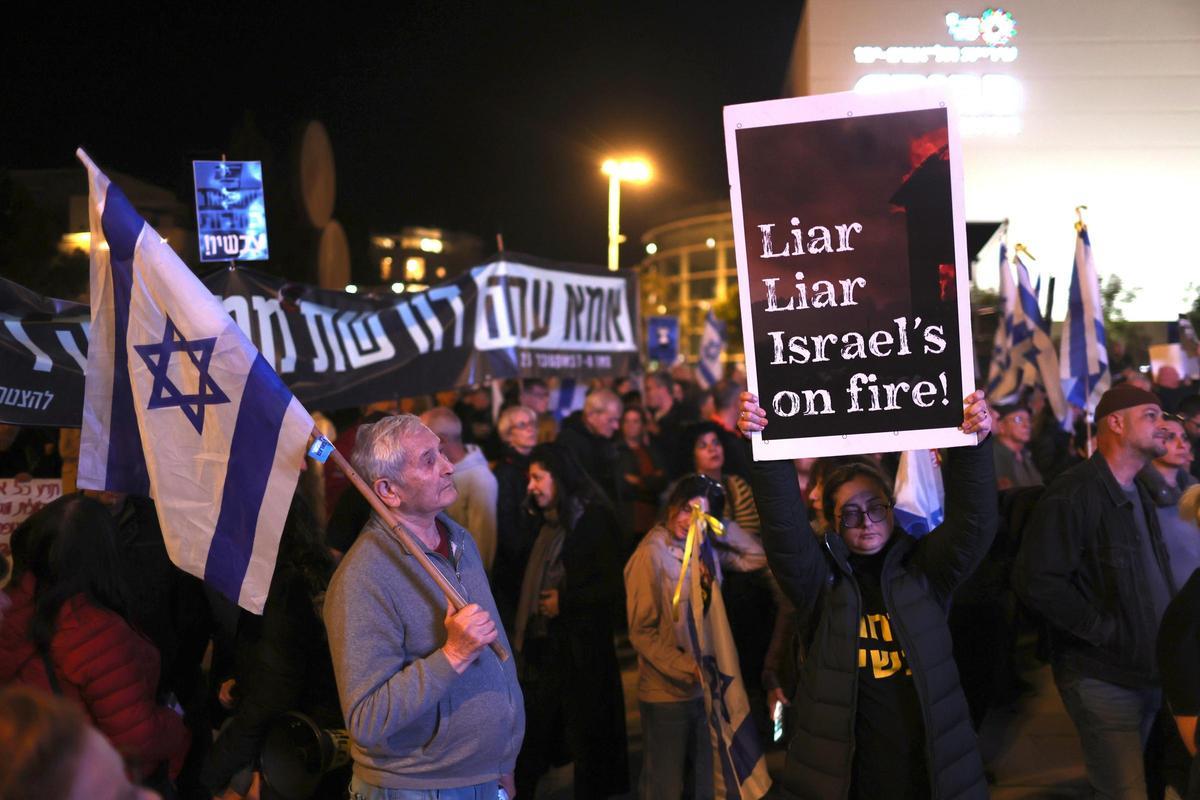 Familiares de los rehenes de Hamás protestan frente al domicilio de Netanyahu