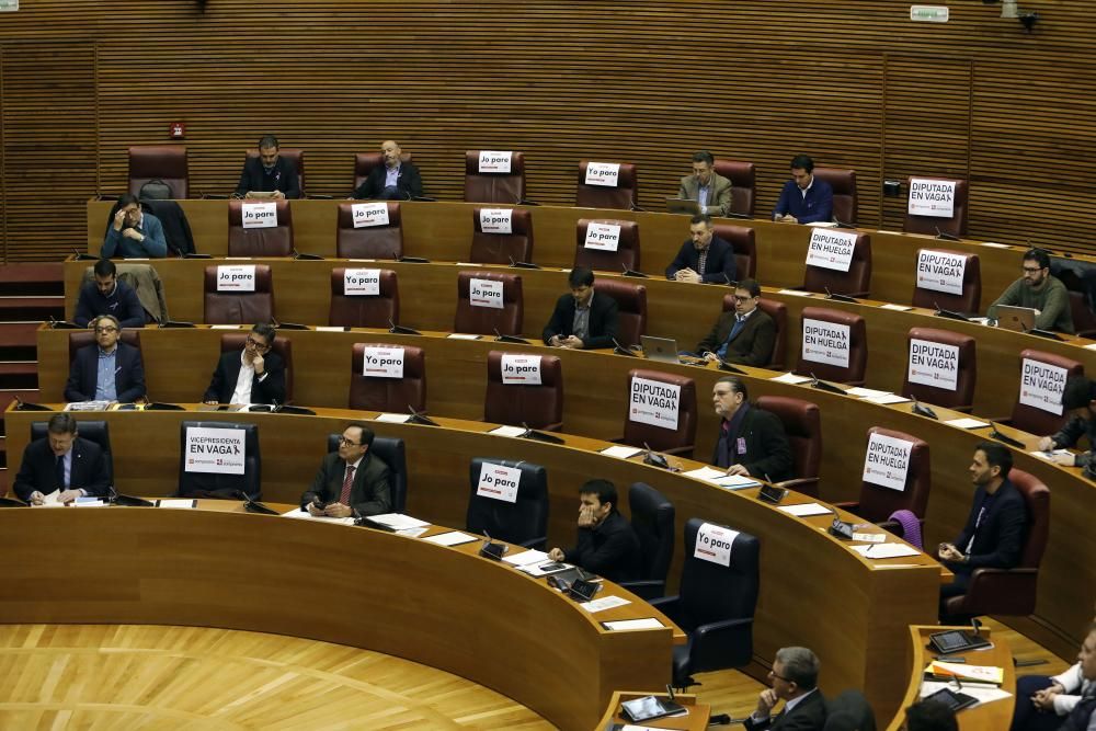 Escaños vacíos en Las Corts por el Día de la Mujer