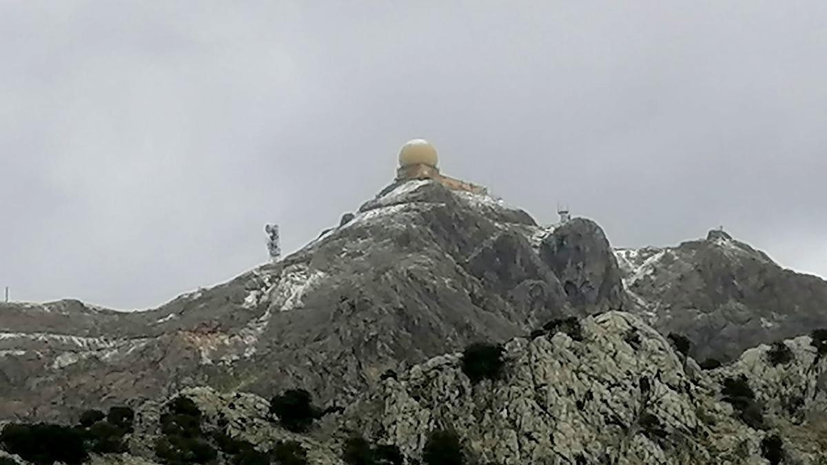 Pittoresk: Der Puig Major auf Mallorca mit verschneitem Gipfel.