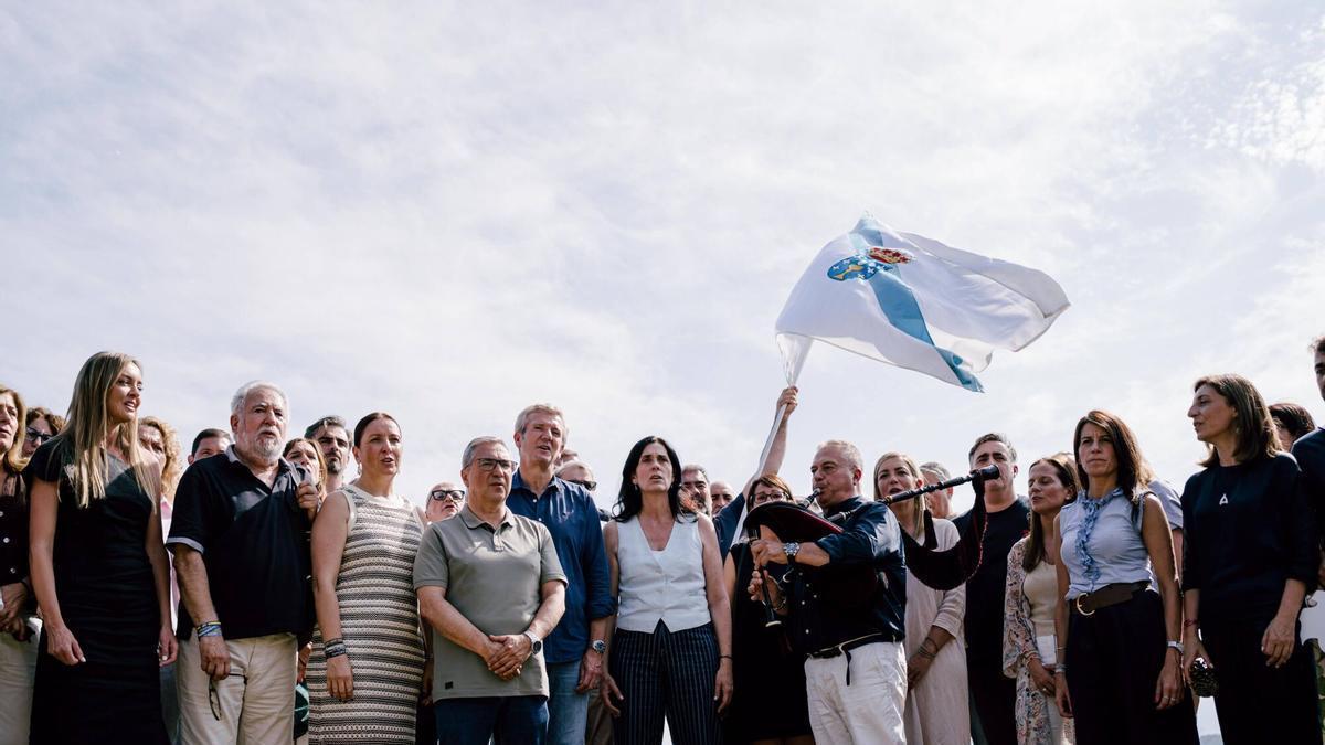 Acto del PPdeG de conmemoracion del Día de Galicia participan Paula Prado, Luis Menor, José López, Ana Méndez, entre otros.