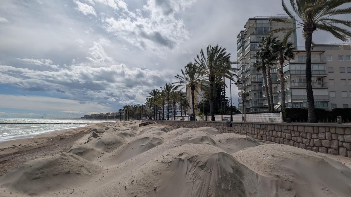 Vídeo: Montones de arena aparecen en una playa de Castellón
