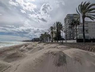 Vídeo: Montones de arena aparecen en una playa de Benicàssim