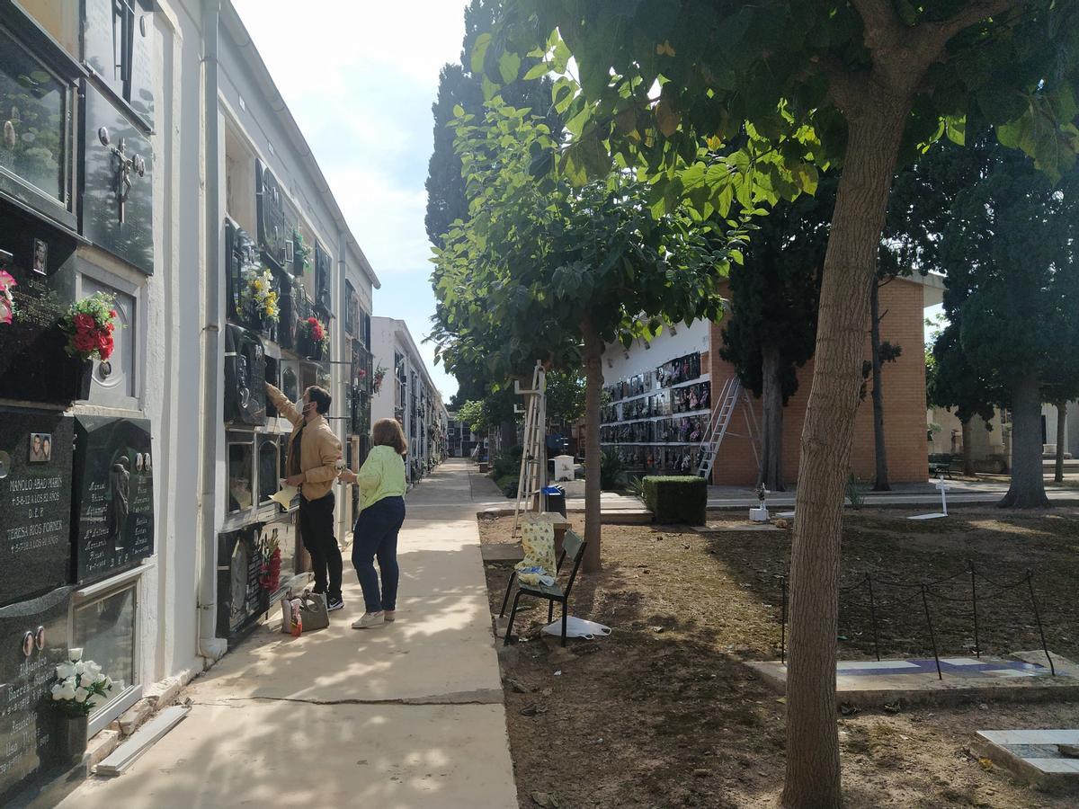 Muchos vecinos acuden a adecentar el recinto.