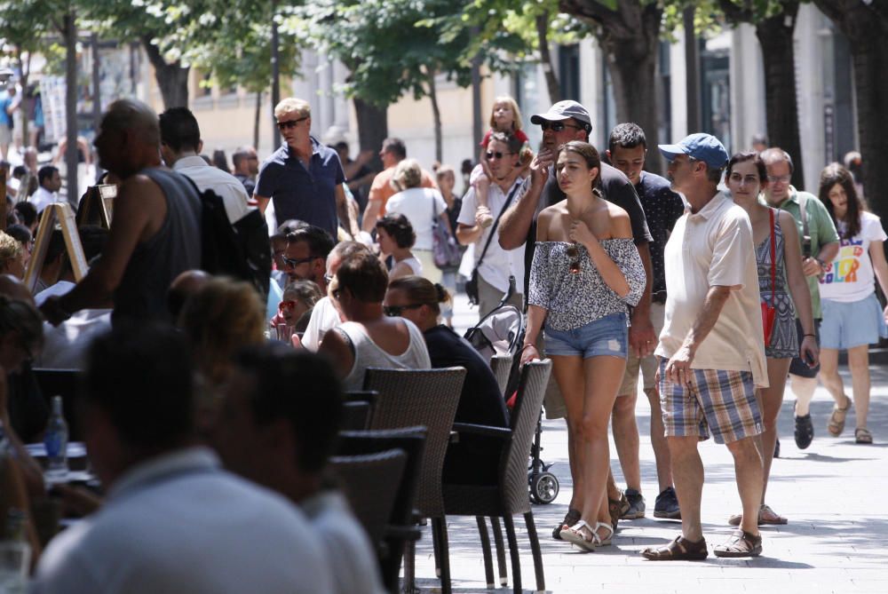 Turistes al Barri Vell de Girona el dia 1 d''agost