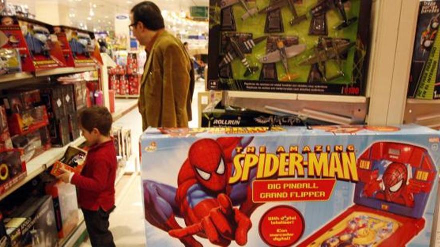 Spiderman, aviones y coches teledirigidos forman parte de la amplia gama disponible de juguetes.