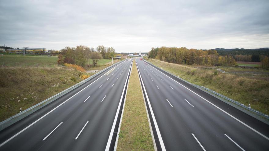 La DGT multa con 600 euros y 6 puntos por adelantar de la forma &quot;tradicional&quot; en carretera