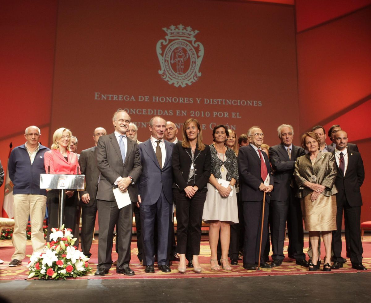 Acto de entrega del título a Santiago Carrillo, en 2010, en el Teatro Jovellanos.