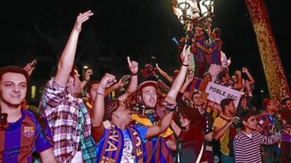 Alegría 8 Aficionados azulgranas celebran la victoria en Canaletes, anoche en Barcelona.