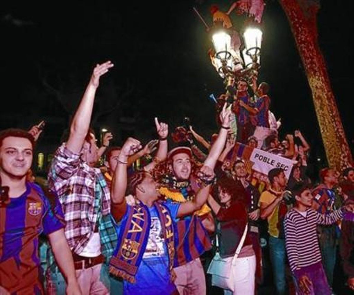 Alegria 8 Aficionats blaugrana celebren la victòria a Canaletes, ahir a la nit a Barcelona.