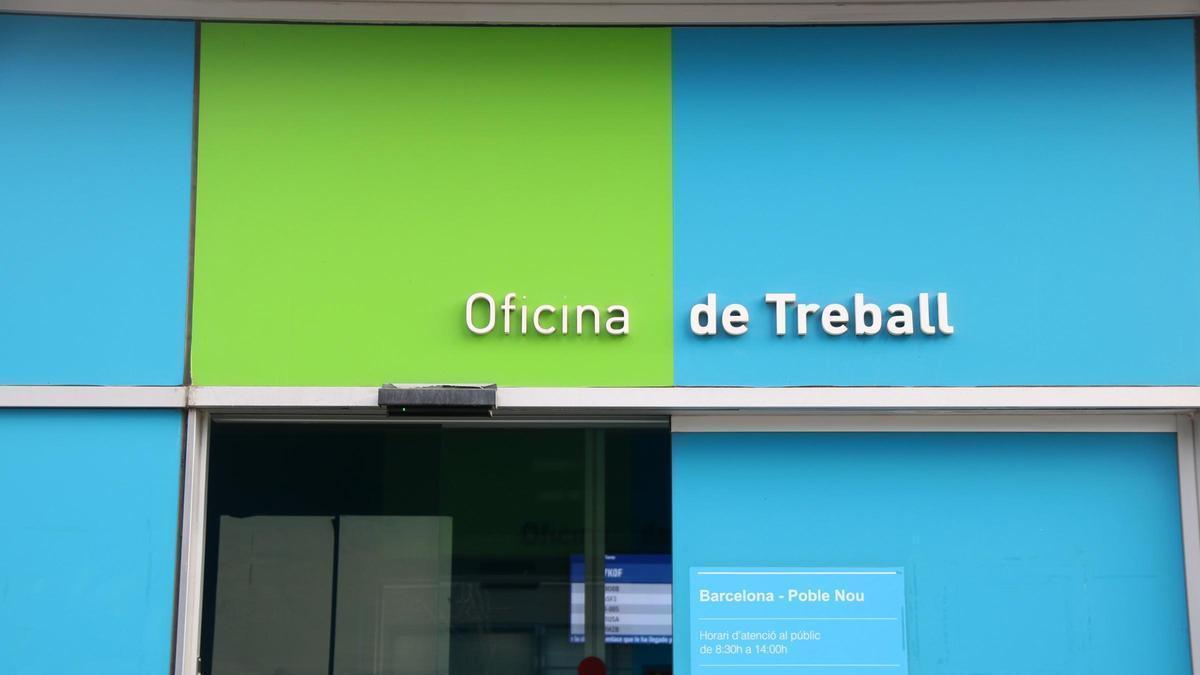 Façana d'una oficina de Treball de la Generalitat
