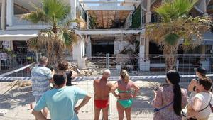 Varias personas observan las ruinas del Medusa Beach, ayer en la Platja de Palma.