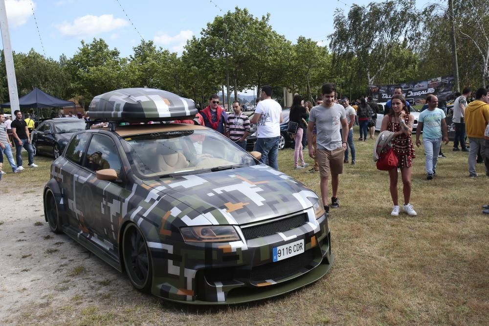 Múscia a todo volumen y coches de diseño en la playa redondelana