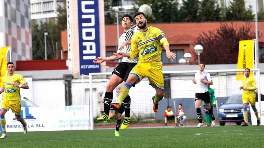 Roni disputa el balón con Sergio Nocje, de la Arandina.