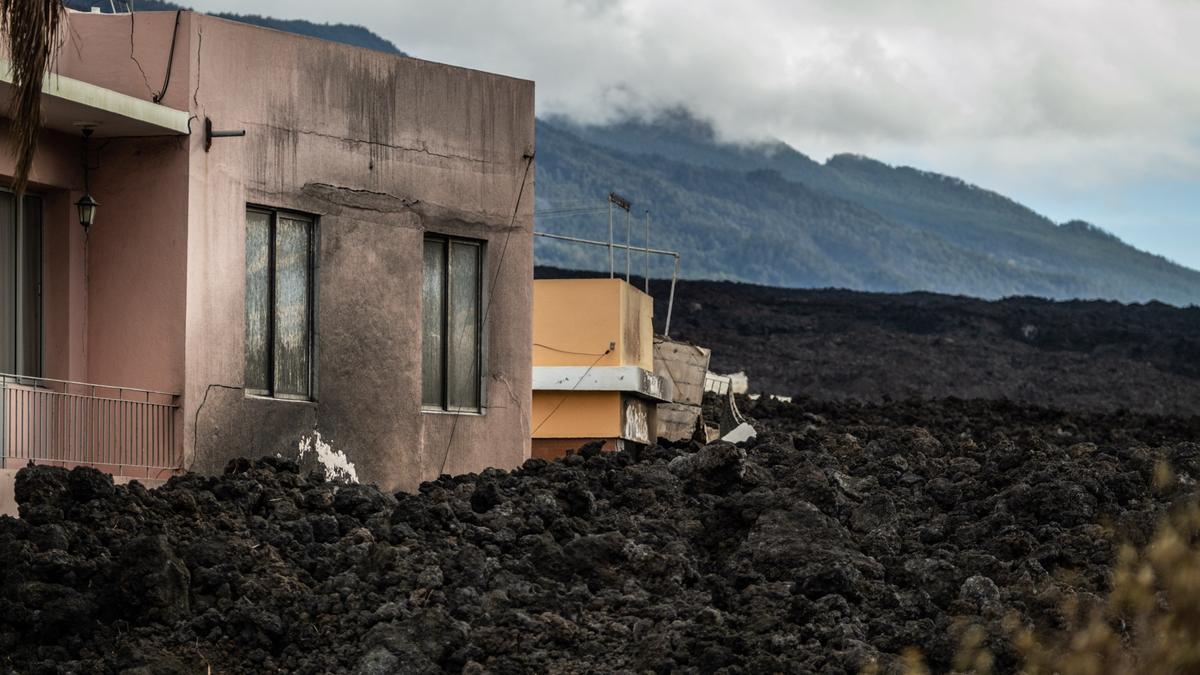 Una vivienda enterrada por la lava expulsada por el volcán de La Palma.