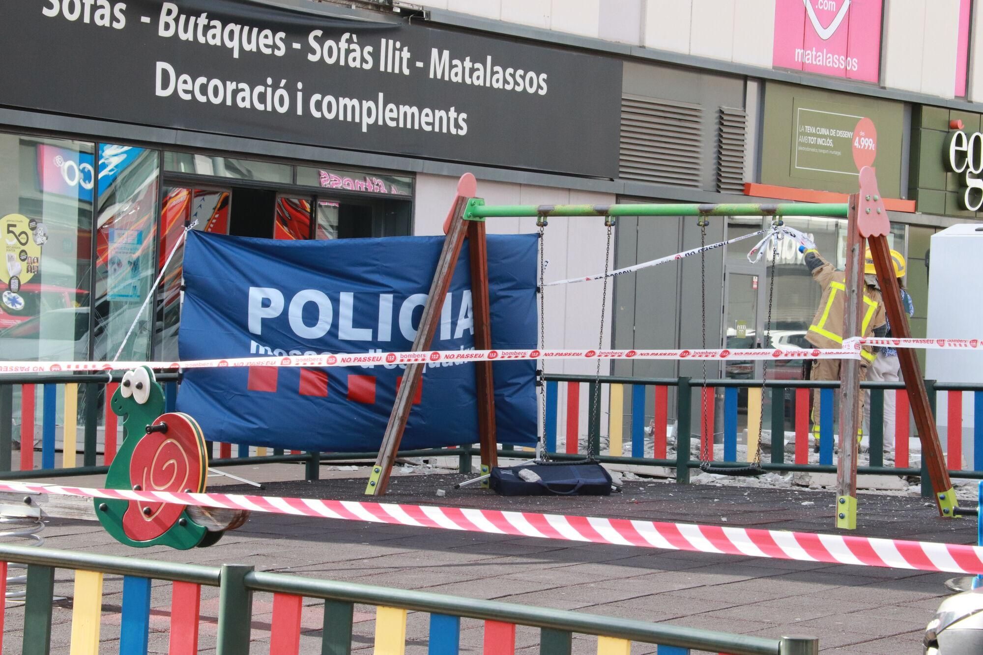 Tendal dels Mossos d'Esquadra davant d'una botiga del centre comercial Via Sabadell on la caiguda d'un plafó de formigó de grans dimensions ha atrapat una persona