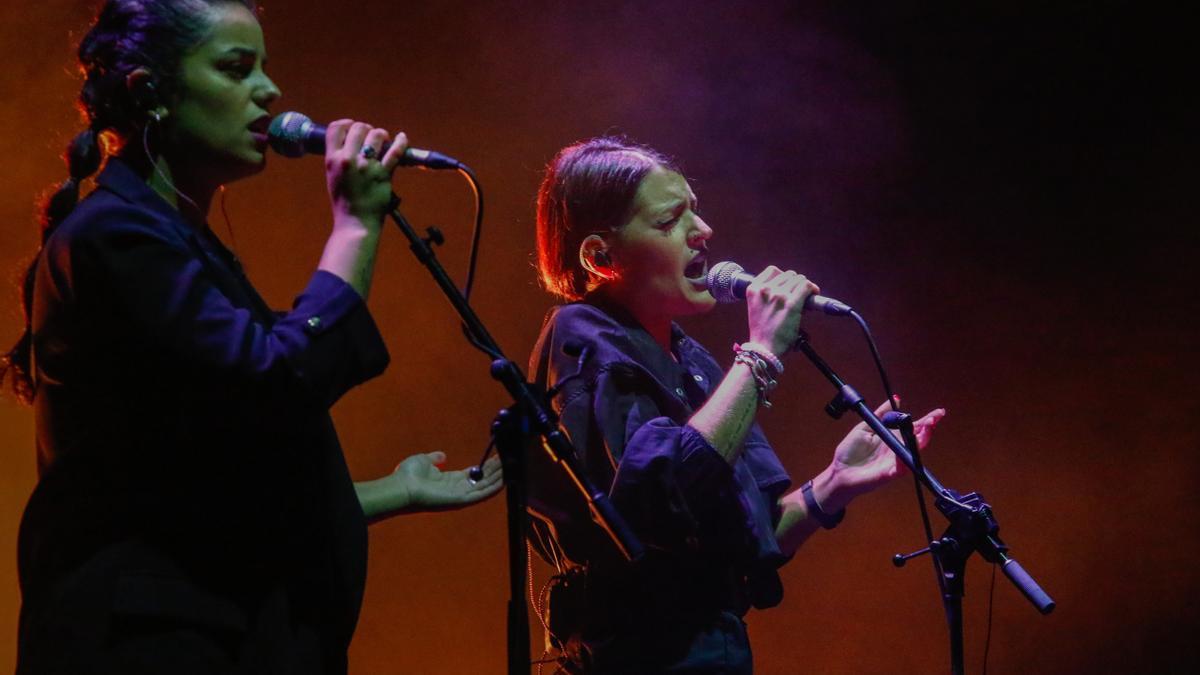 Dos de las integrantes de Tanxugueiras, en un concierto pasado en Vilaxoán