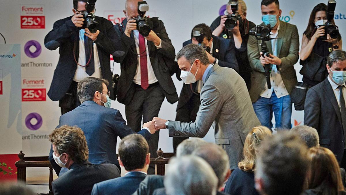 Pere Aragonès i Pedro Sánchez se saluden durant l’acte de Foment.  | DAVID ZORRAKINO/E.PRESS