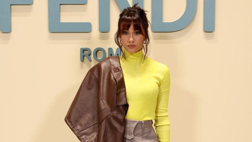 La cantante española Aitana en el desfile de Fendi con un look de la colección de primavera verano de la casa.