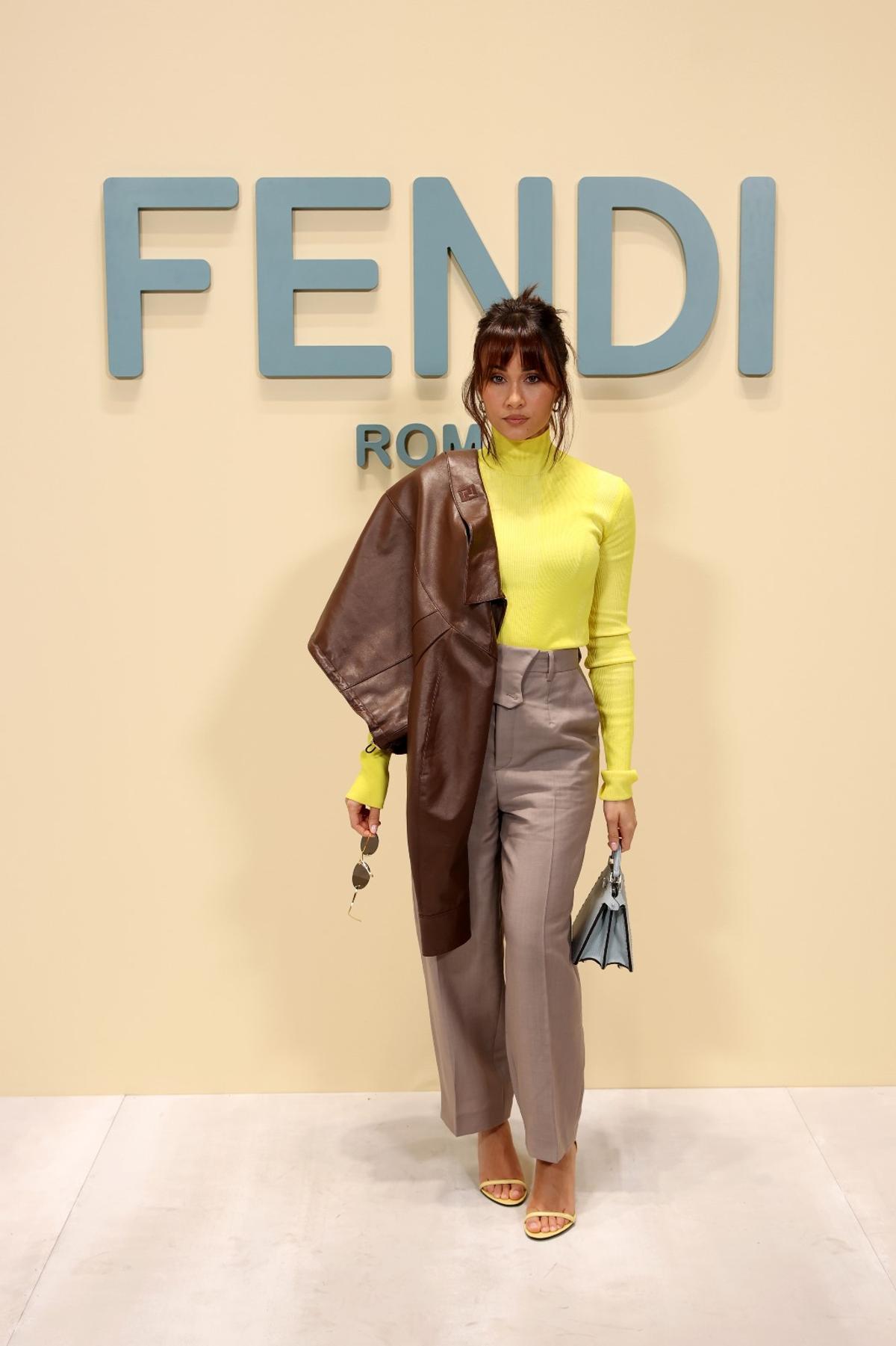 La cantante española Aitana en el desfile de Fendi con un look de la colección de primavera verano de la casa.