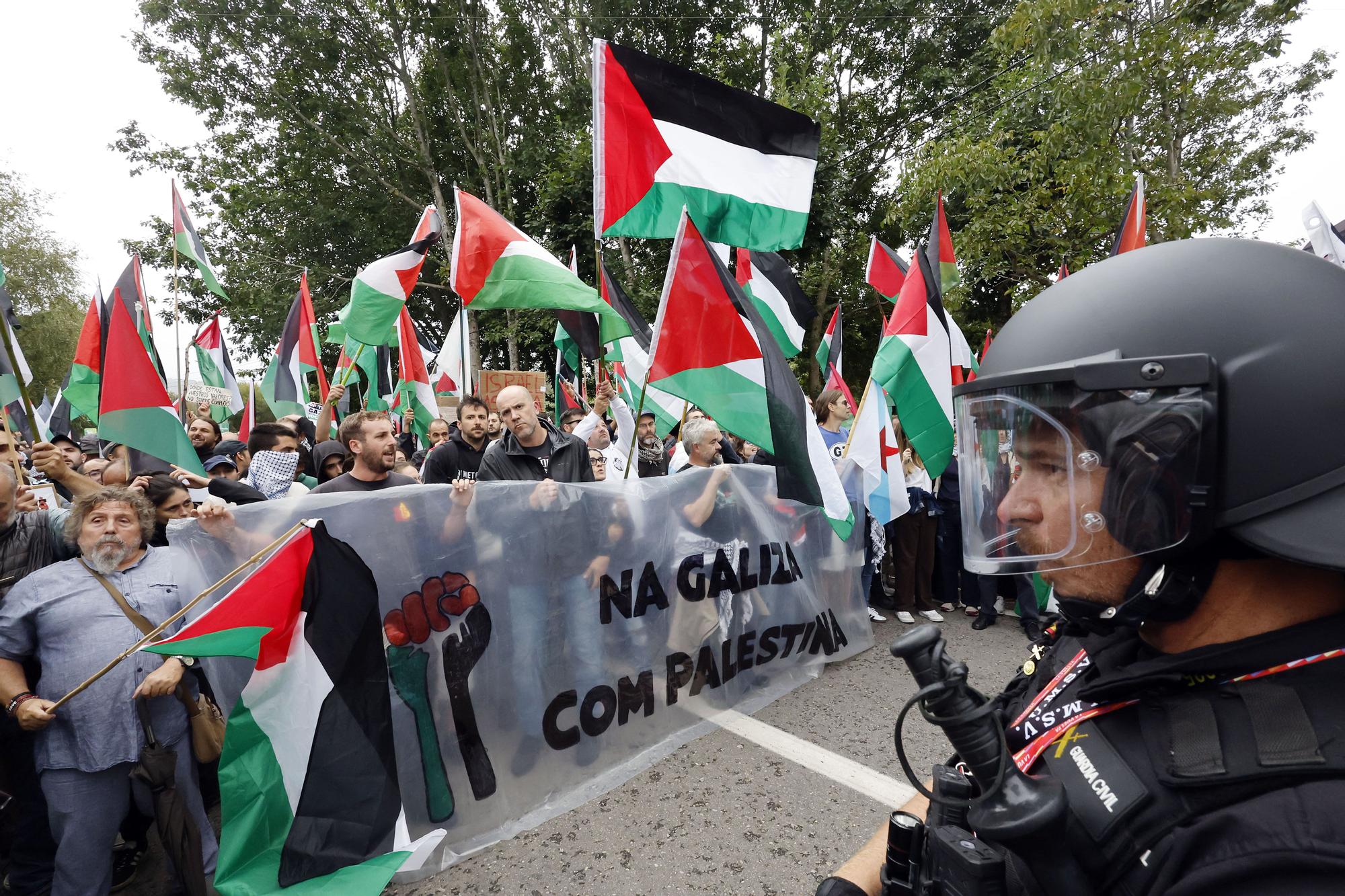 Concentraciones contra el equipo de Israel por el genocidio en Gaza durante el paso de La Vuelta por Pontevedra